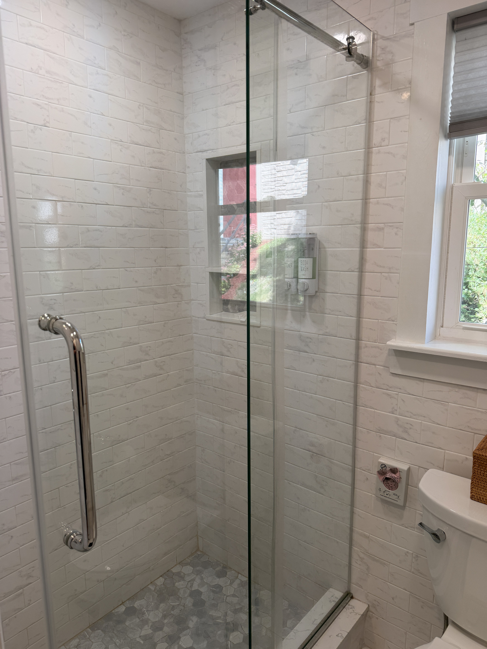 Beautiful 2nd bath with shower off hallway
