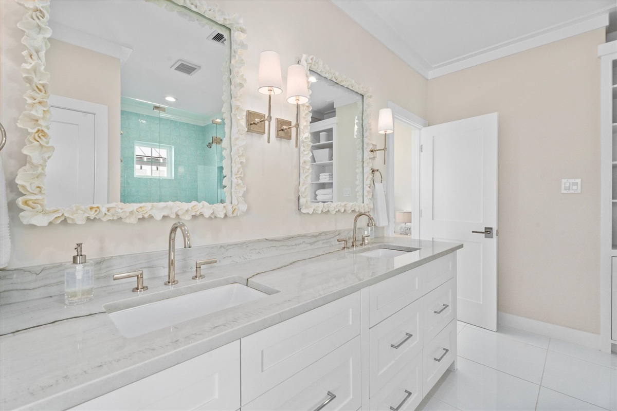 ffb34ef2de7b4b1f857175c365c44ec3 Large | Beachhouse | Texas | TX | Vacation Homes | Galveston | Crystal Beach | Kokomo | Breezy Days | Beachfront Elegance | Sunrise Serenity | Southern Sands Property Management, LLC
