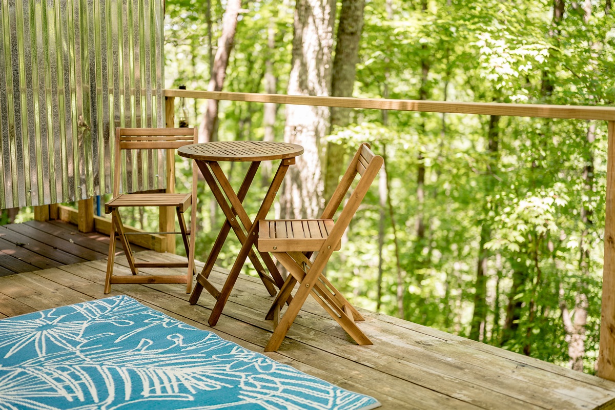 Enjoy lumch or dinner outside on the small deck of the tent