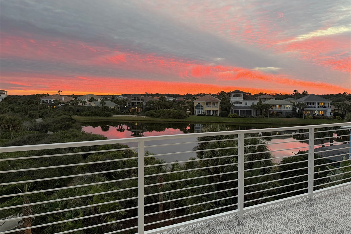 The day winds down and the whole sky turns pink over the lake. You clink glasses, the kids point out shapes in the clouds, and for a minute everyone is totally still—this is the “we’ll remember this forever” view.
