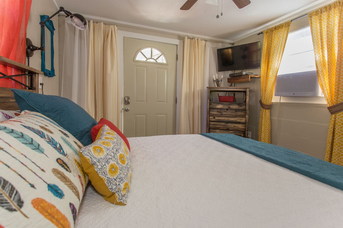 "The house was clean, fast wifi, with comfortable bedding and had everything that was needed."
-Ty
Guest Review