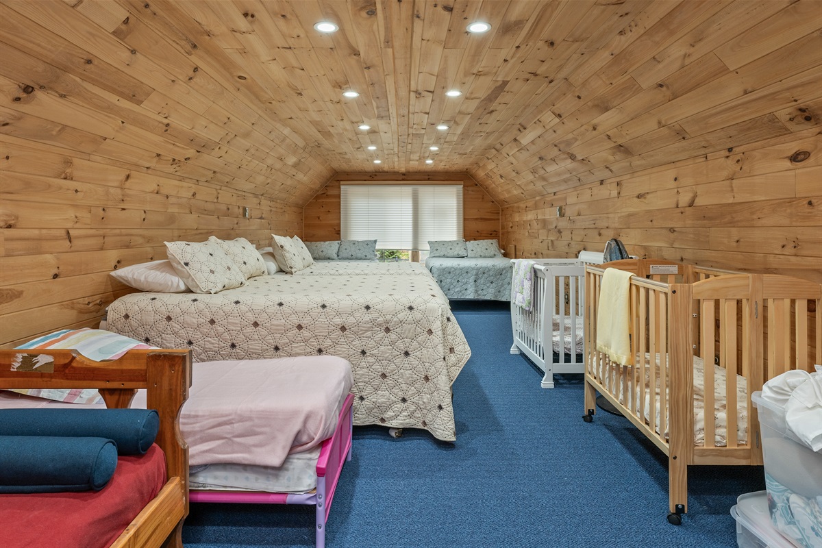 Family-friendly bunk room with plenty of space for kids or extra guests.