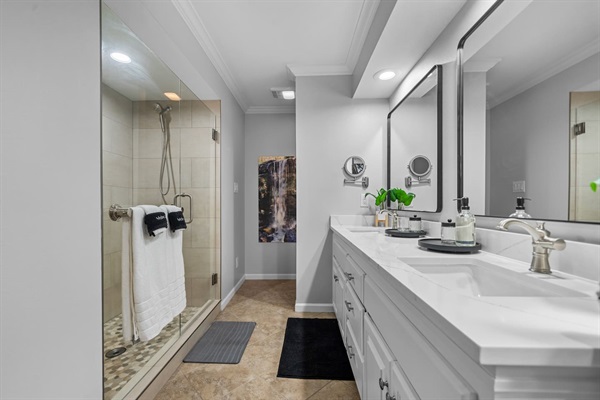 The sleek ensuite bath — Breakaway on Lake Hamilton
